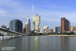Makaó látképe a Grand Lisboa Hotellel