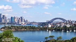 a Port Jackson tengeröböl Sydneyben az Operaházzal és a Harbour Bridge-dzsel