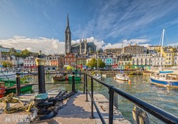 színes házak Cobh kikötőjében