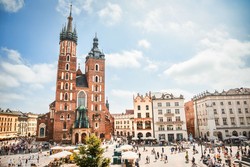 az égbenyúló Mária-templom a krakkói főtéren