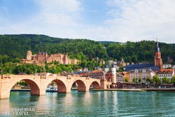 Heidelberg – az Alte Brücke (Régi híd), háttérben a híres várkastéllyal