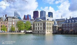 Hága híres képtára, a Mauritshuis, háttérben a modern irodanegyed felhőkarcolói