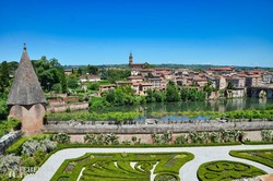 Albi: a Püspöki palota kertje a Traun folyó felett