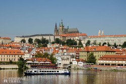 a prágai vár (Hradzsin) és a Kisoldal látképe a Moldva felől