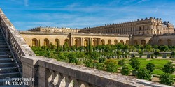 a pompás Versailles-i kastély a kert felől