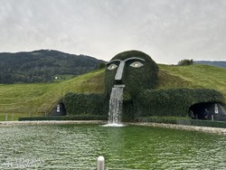 a Swarovski Kristályvilág meghökkentő vízesése