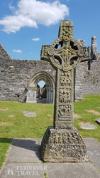 ősi kőkereszt Clonmacnoise-ban