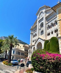 monacói utcarészlet a Szent Miklós-székesegyház épületével
