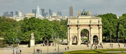 a Carrousel diadalív, háttérben a Défense-negyed felhőkarcolóival