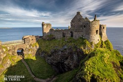 Dunluce várának látványos romjai Észak-Írországban