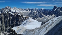 panoráma a környező hegyvilágra az Aiguille du Midi csúcsáról
