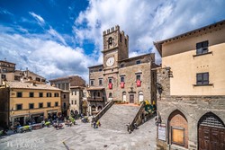 a városháza épülete a toszkánai Cortona városának főterén