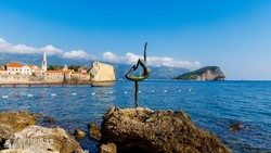 Budva – bronzba öntött pillanat az Adrián