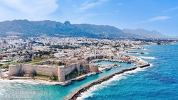 Kyrenia látképe, előtérben az erőd