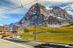 az Eiger 2000 méteres függőleges sziklafala a Jungfrau környékén