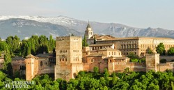 a festői fekvésű Alhambra palotaegyüttes Granadában
