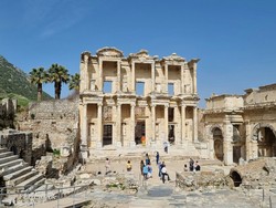 Ephesos  az ókori könyvtár épületének maradványai