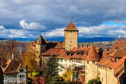 Murten – kilátás a városfalakról a vár és a tó irányába