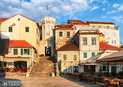 Herceg Novi – óvárosi lépcsősor az Óratoronnyal