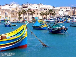 színes csónakok Marsaxlokkban