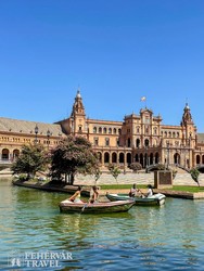 Sevilla: a Plaza de Espana egy hangulatos részlete