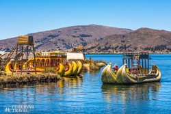 úszó szigetek és nádhajók a Titicaca-tavon