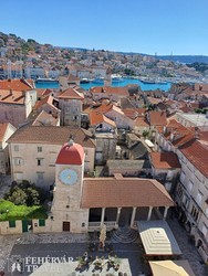 Trogir történelmi óvárosa a templomtoronyból