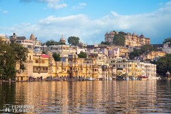 Udaipur látképe a városi palota együttessel