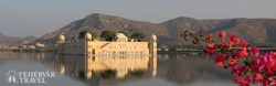 festői környezetben a Jal Mahal tavi kastély Jaipur mellett