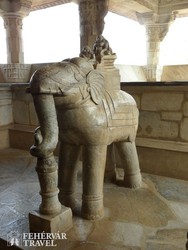 elefántszobor a ranakpuri dzsain templomban